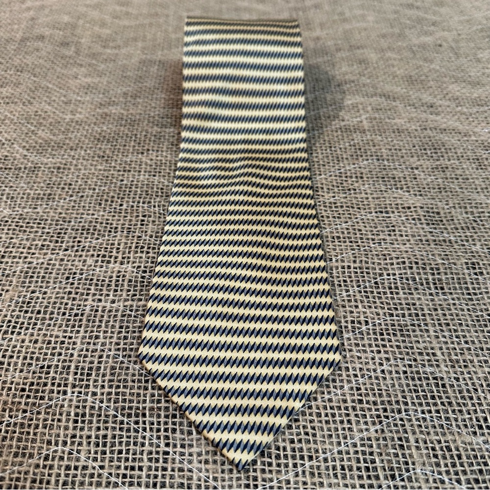 Neo Bill Blass 100% Silk Chevron Black and Cream‎ Tie 4 X 58 inches